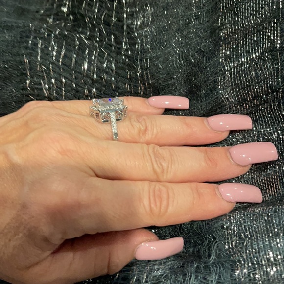 Large Sterling silver Cubic Zerconia ring. - Picture 2 of 8